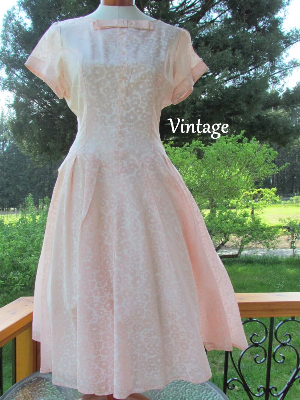 1950s DRESS, CURVY M-L, FIT 'n FLARE WIDE SKIRT, PALE PEACH PRINT, SHORT SLEEVES